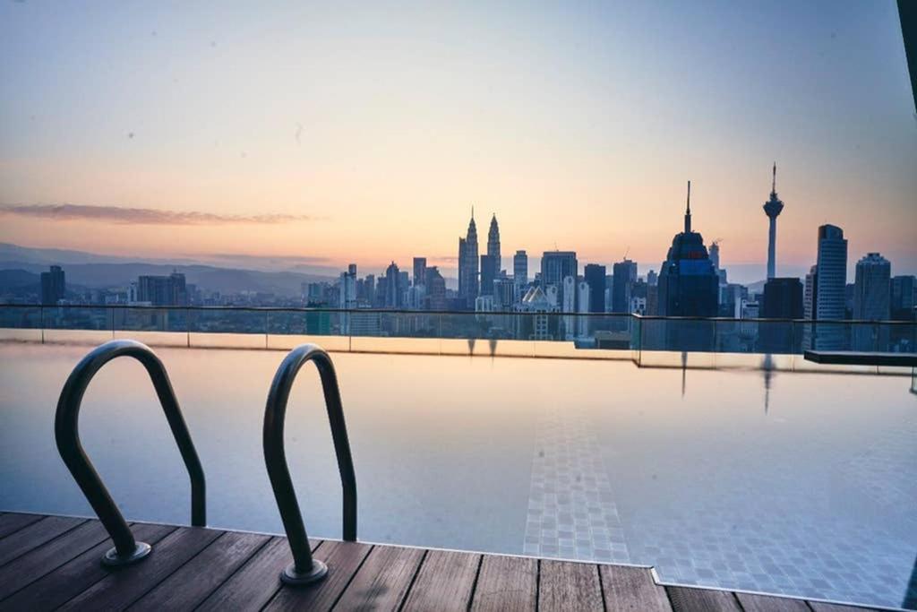 Klcc Regalia Suites Infinity Pool كوالالمبور المظهر الخارجي الصورة