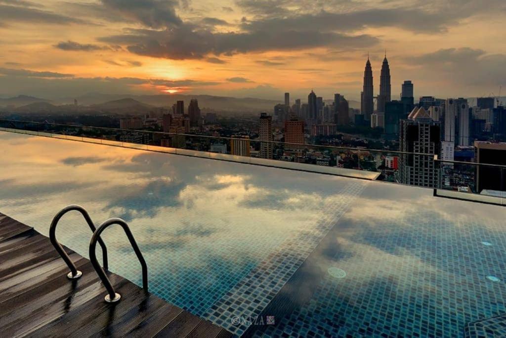 Klcc Regalia Suites Infinity Pool كوالالمبور المظهر الخارجي الصورة